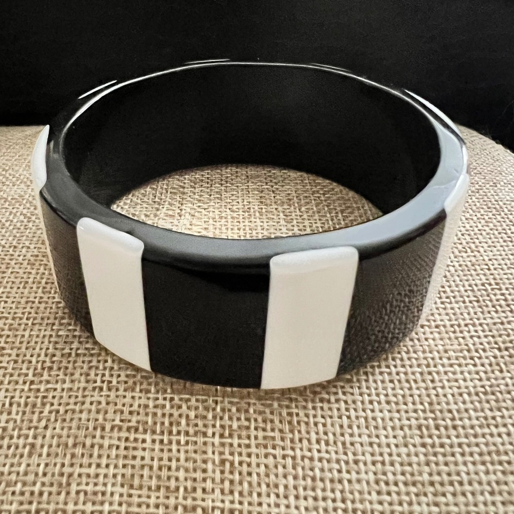 Vintage Black White Striped Resin Chunky Bangle Bracelet Size 7.5 Mod Op Art